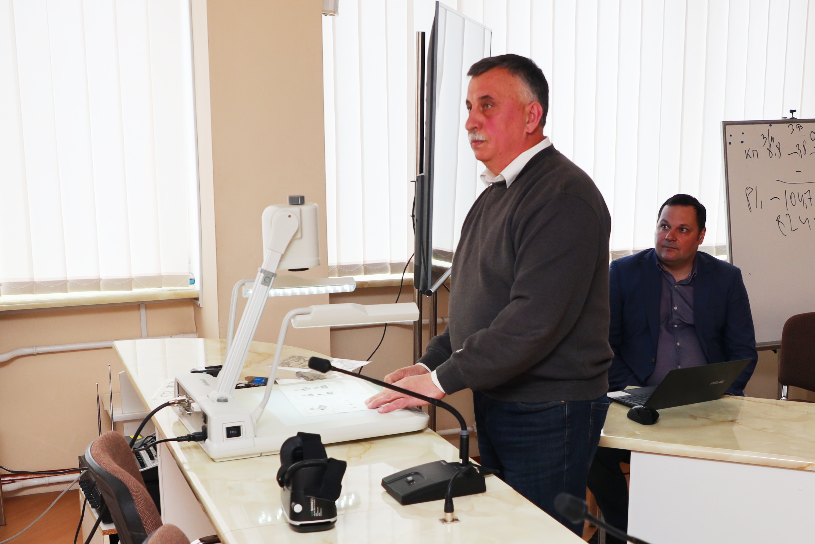 Демонстрація роботи документ сканера.